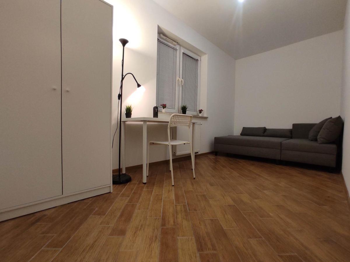 Nice Room With 2 Shared Bathrooms ,Wc , 2Km To Old Town -100M From Metro Szwedzka 华沙 外观 照片